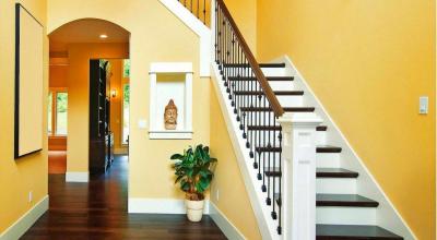 Оформление лестницы: выбор отделочных материалов, цвета и освещения Как украсить лестницу в доме вязаными поделками